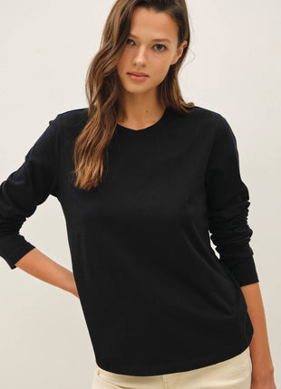 GARMENT WASHED COTTON LONG SLEEVE BASIC TOP: Black / S