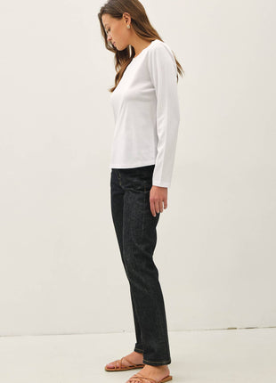 GARMENT WASHED COTTON LONG SLEEVE BASIC TOP: Black / S